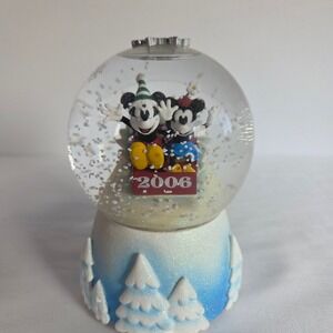 Disney Store 2006 Mickey and Minnie Mouse Sledding Snow globe Winter Holiday Box